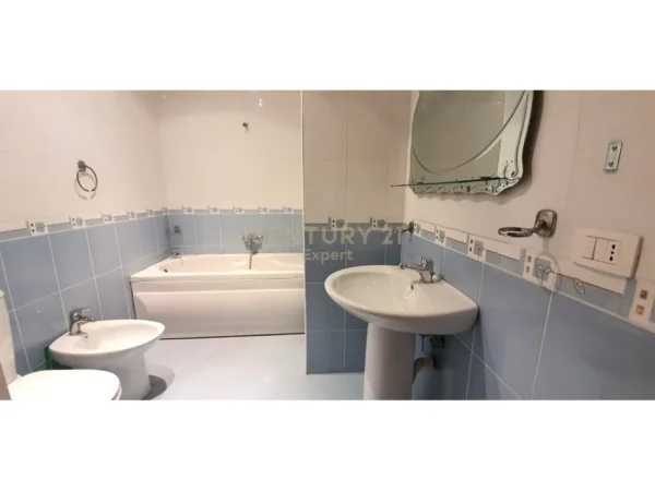 Tirane, jap me qera apartament 2+1+2 , 126 m² 750 € (Komuna e Parisit)