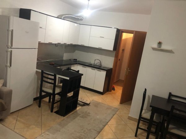 Tirane, jepet me qera apartament 1+1+Aneks+Ballkon Kati 4, 70 m² 550 € (qender)