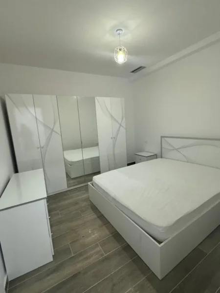 Tirane, jepet me qera apartament 1+1+Ballkon Kati 1, 70 m² 350 € (Rruga Fuat Toptani)