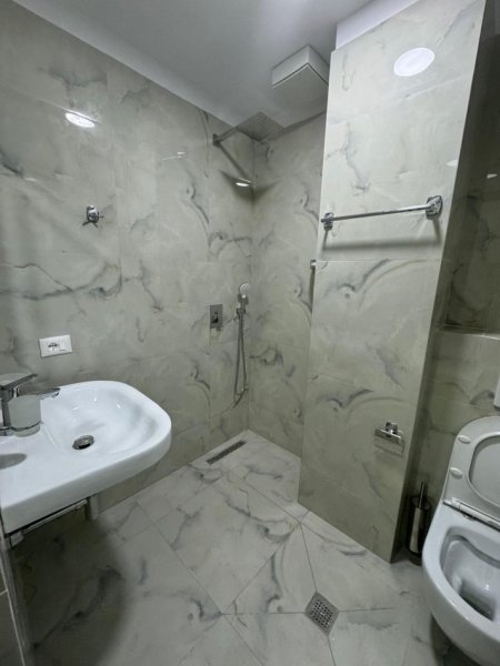 Tirane, jepet me qera apartament 1+1+Ballkon Kati 1, 70 m² 350 € (Rruga Fuat Toptani)
