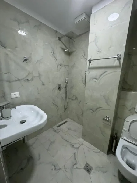 Tirane, jepet me qera apartament 1+1+Ballkon Kati 1, 70 m² 350 € (Rruga Fuat Toptani)