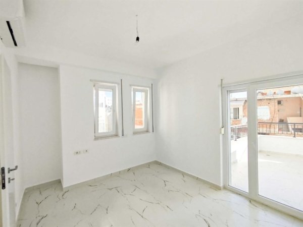 Tirane, jepet me qera ambjent biznesi Kati 4, 88 m² 850 € (Rruga Fortuzi)