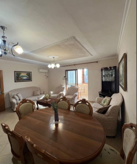 Tirane, jepet me qera apartament 1+1+Ballkon Kati 5, 65 m² 400 € (OXHAKU)