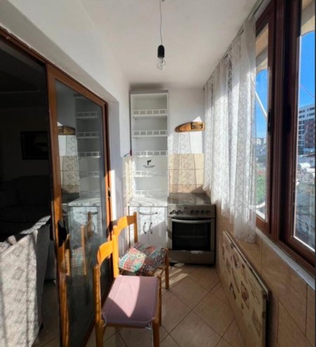 Tirane, jepet me qera apartament 1+1+Ballkon Kati 5, 65 m² 400 € (OXHAKU)