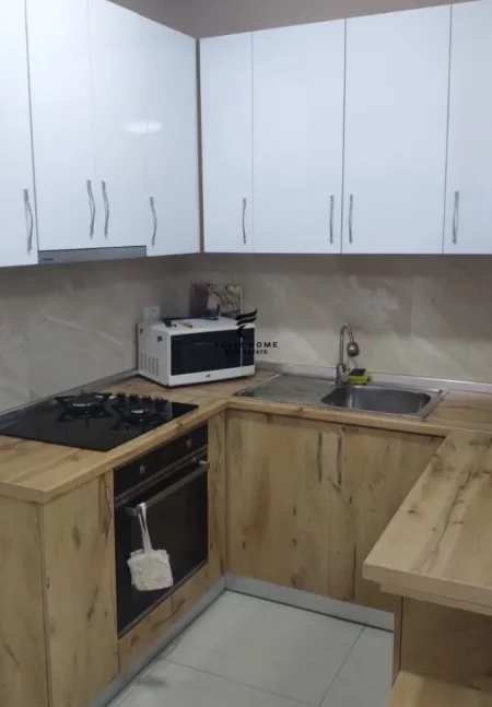 Tirane, jepet me qera apartament 2+1 Kati 3, 75 m² 490 € (ALI DEMI)