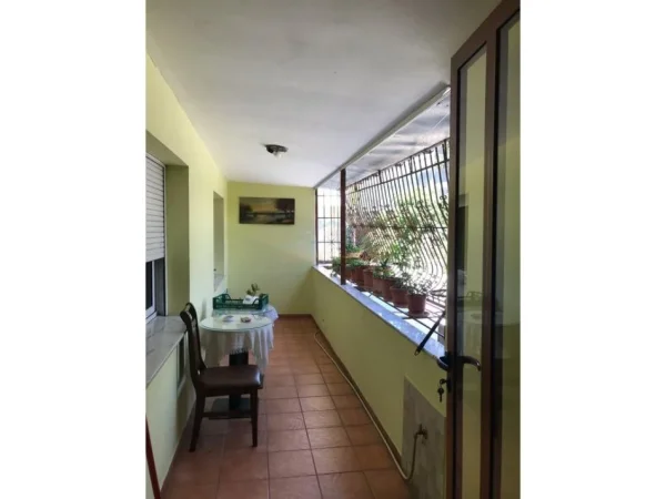 Tirane, jepet me qera apartament 3+1 Kati 2, 120 m² 1.000 € 