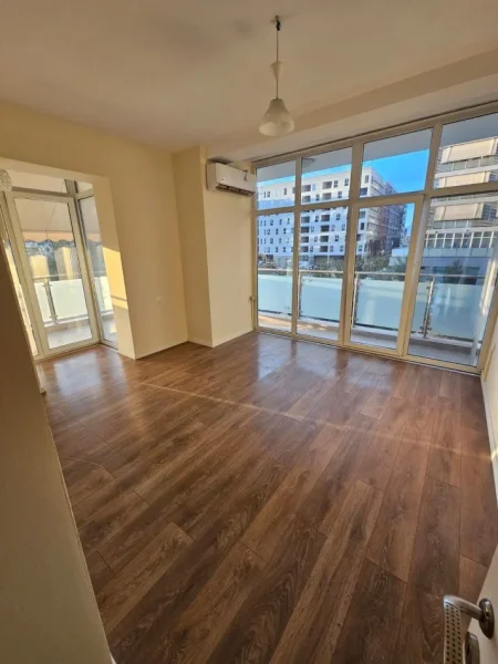 Tirane, jepet me qera apartament 3+1+Aneks+Ballkon , 166 m² 1.500 € (komuna e parisit)