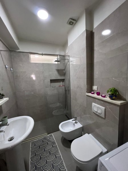 Tirane, jepet me qera apartament 2+1 Kati 8, 80 m² 600 € (Bulevardi Gjergj Fishta)