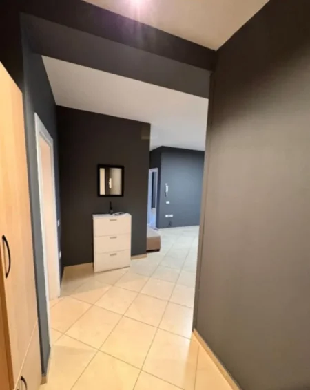 Tirane, jepet me qera zyre Kati 2, 100 m² 850 € (Tek Ekonomiku)