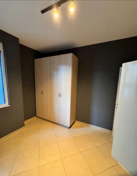 Tirane, jepet me qera zyre Kati 2, 100 m² 850 € (Tek Ekonomiku)