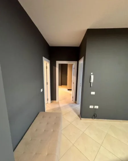 Tirane, jepet me qera zyre Kati 2, 100 m² 850 € (Tek Ekonomiku)