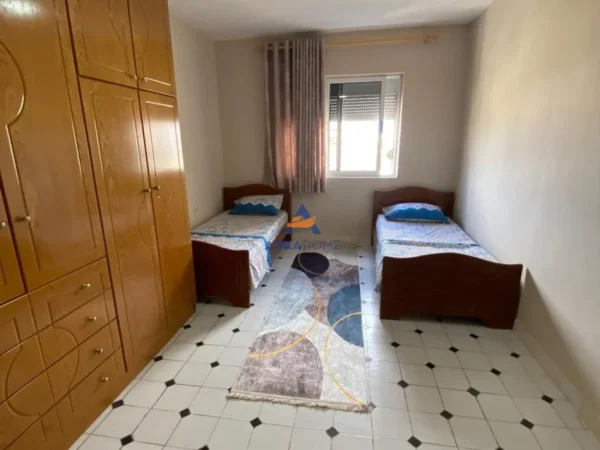 Tirane, jepet me qera apartament 2+1+Ballkon Kati 5, 100 m² 650 € (PRANE AMBASADES AMERIKANE RRUGA ALI VISHA)
