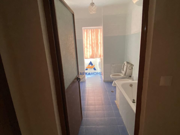Tirane, jepet me qera apartament 2+1+Ballkon Kati 5, 100 m² 650 € (PRANE AMBASADES AMERIKANE RRUGA ALI VISHA)
