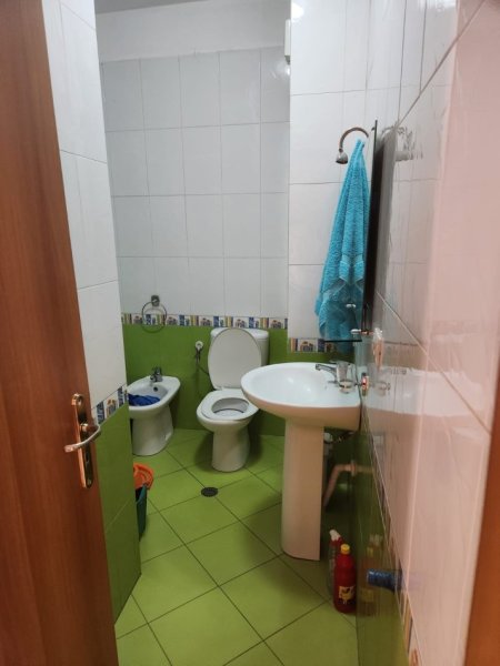 Tirane, jepet me qera apartament 2+1+Ballkon Kati 6, 70 m² 500 € (21 DHJETORI)