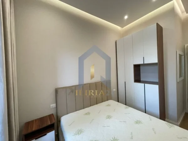 Tirane, jepet me qera apartament 1+1+Ballkon Kati 0, 70 m² 500 € (Kompleksi Kontakt 21 Dhjetori)