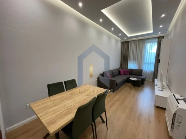 Tirane, jepet me qera apartament 1+1+Ballkon Kati 0, 70 m² 500 € (Kompleksi Kontakt 21 Dhjetori)