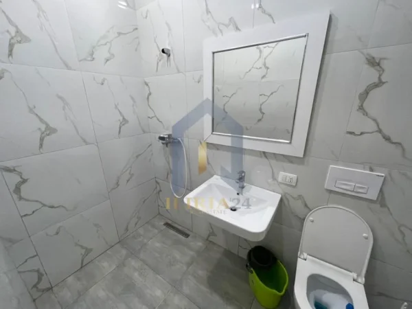 Tirane, jepet me qera apartament 1+1+Ballkon Kati 0, 70 m² 500 € (Kompleksi Kontakt 21 Dhjetori)