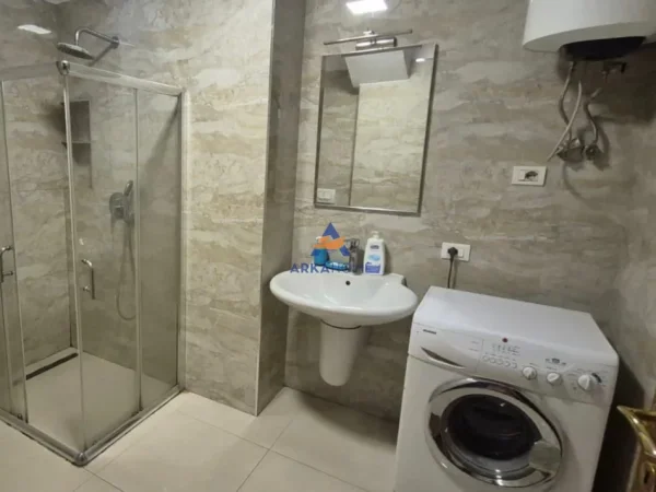 Tirane, jepet me qera apartament 2+1+Ballkon Kati 5, 95 m² 700 € (21 DHJETORI)