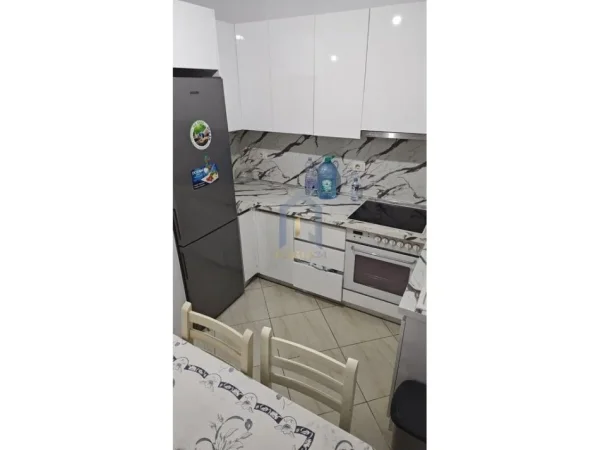 Tirane, jap me qera apartament 1+1 Kati 4, 65 m² 400 € (Astir rruga Veli Dedi)