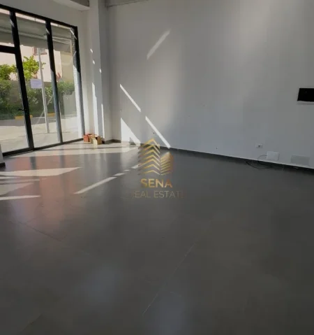 Tirane, jepet me qera ambjent biznesi Kati 0, 90 m² 600 € (Xhamllik)