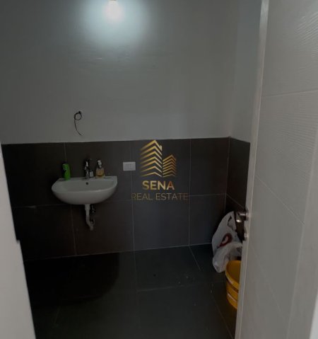 Tirane, jepet me qera ambjent biznesi Kati 0, 90 m² 600 € (Rruga Sadik Petrela)