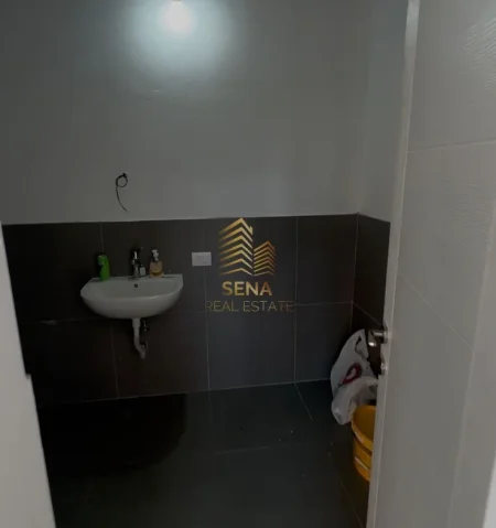 Tirane, jepet me qera ambjent biznesi Kati 0, 90 m² 600 € (Xhamllik)