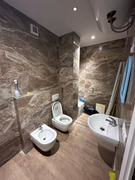 Tirane, jepet me qera ambjent biznesi Kati 3, 121 m² 1.000 € 