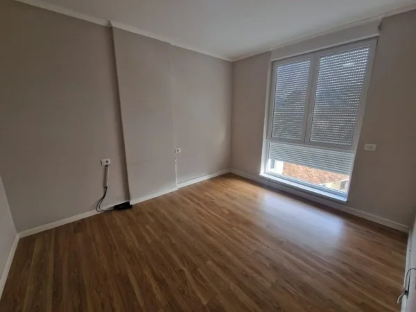 Tirane, jepet me qera ambjent biznesi Kati 3, 121 m² 1.000 € 