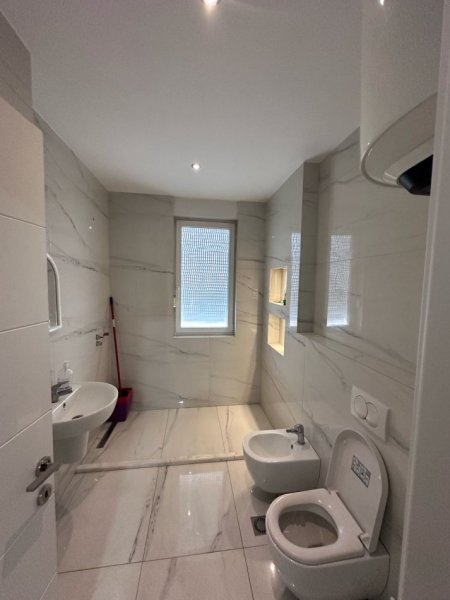Tirane, jepet me qera ambjent biznesi Kati 3, 121 m² 1.000 € 