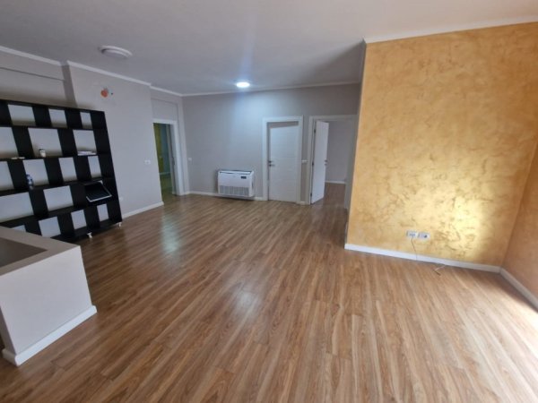 Tirane, jepet me qera ambjent biznesi Kati 3, 121 m² 1.000 € 