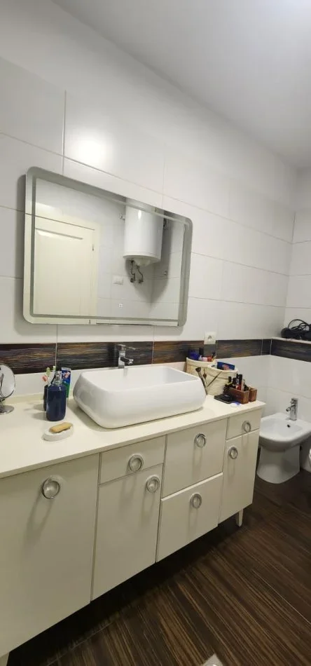 Tirane, jepet me qera apartament 1+1+Ballkon Kati 5, 90 m² 750 € (Mine Peza)