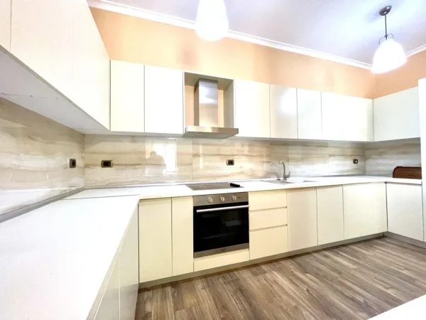 Tirane, jepet me qera apartament 3+1+Aneks+Ballkon Kati 2, 149 m² 1.700 € 