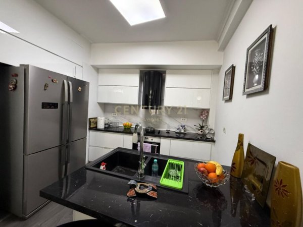 Tirane, shitet apartament 3+1 Kati 5, 116 m² 160.000 € (FRESKU)