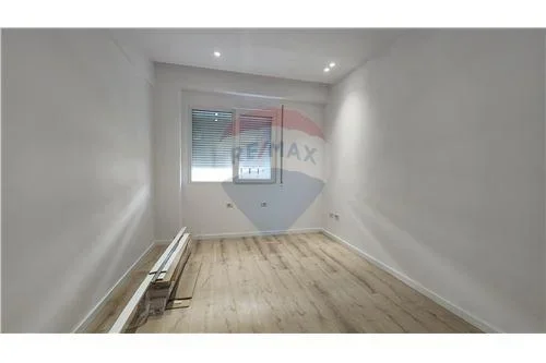 Tirane, jepet me qera zyre , 98 m² 600 € (rruga e dibres)