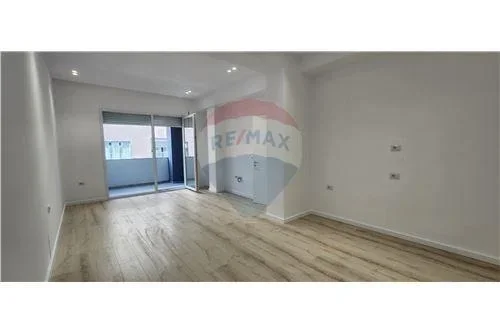 Tirane, jepet me qera zyre , 98 m² 600 € (rruga e dibres)