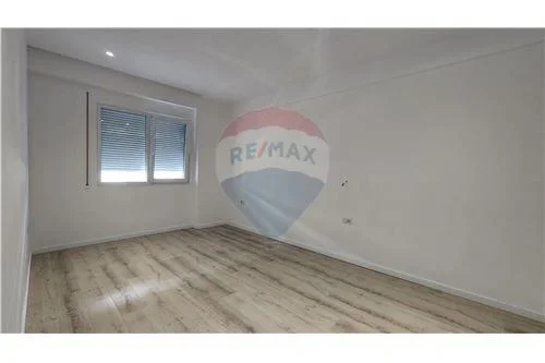 Tirane, jepet me qera zyre , 98 m² 600 € (rruga e dibres)