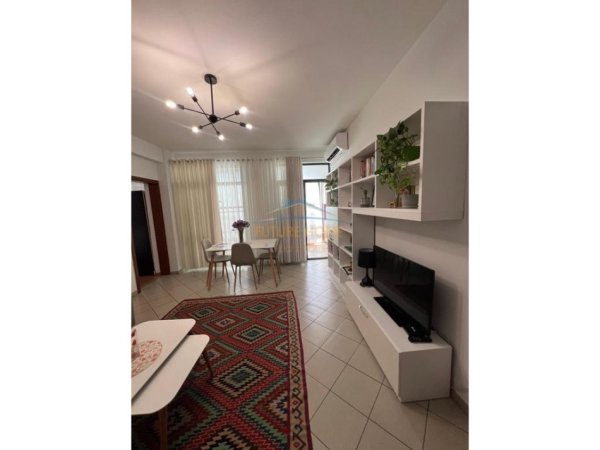 Tirane, jepet me qera apartament 1+1 Kati 8, 77 m² 600 € (Bulevardi Gjergj Fishta)
