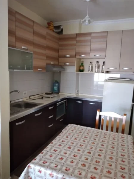 Tirane, jepet me qera apartament 1+1+Aneks+Ballkon Kati 3, 40 m² 350 € ( i diskutueshem) (Rruga Don Bosko,perball kishes katolike)