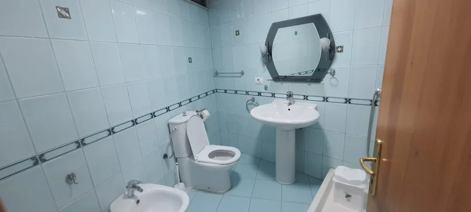 Tirane, jepet me qera apartament 3+1+Ballkon Kati 3, 160 m² 1.200 € (sheshi skenderbej)