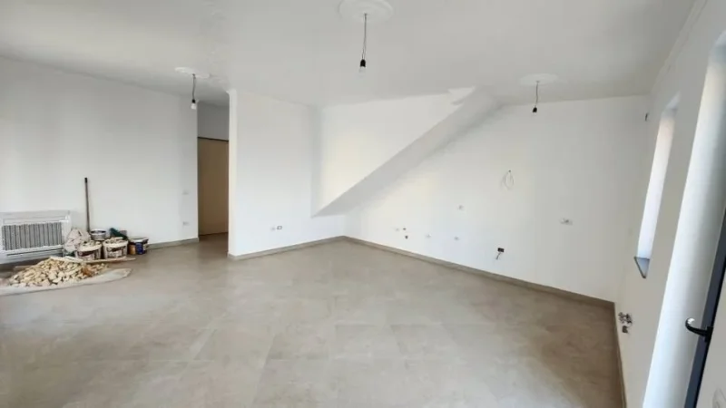 Tirane, shitet Vile 3+1 Kati 3, 165 m² 270.000 € (Kombinat, prane "Poliklinika Nr. 6")