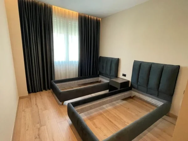 Tirane, jepet me qera apartament 2+1+Ballkon Kati 7, 100 m² 1.000 € (Komuna e Parisit)