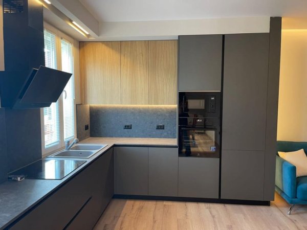 Tirane, jepet me qera apartament 2+1+Ballkon Kati 7, 100 m² 1.000 € (Komuna e Parisit)