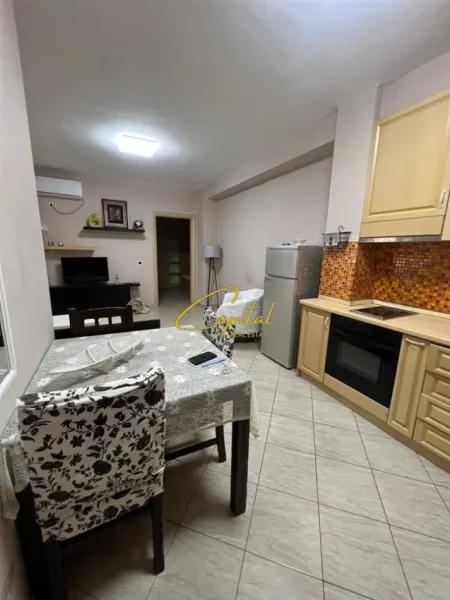 Tirane, jepet me qera apartament 2+1 Kati 3, 650 m² 650 € (ISH BLLOKU)