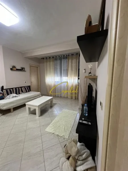 Tirane, jepet me qera apartament 2+1 Kati 3, 650 m² 650 € (ISH BLLOKU)