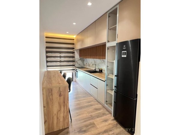 Tirane, shitet apartament 2+1 Kati 2, 135 m² 210.000 € (pranë tregut Elektrik)