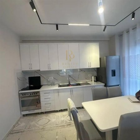 Tirane, jepet me qera apartament 2+1+Ballkon Kati 8, 105 m² 700 € (Porcelan)