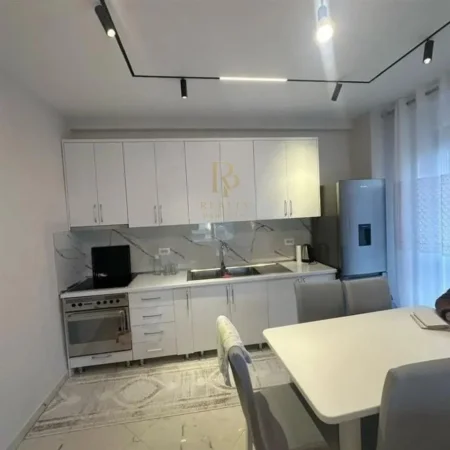 Tirane, jepet me qera apartament 2+1+Ballkon Kati 8, 105 m² 700 € (Porcelan)