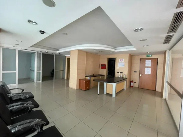 Tirane, jepet me qera ambjent biznesi Kati 2, 300 m² 3.500 € (Mbikalimi Komunes)