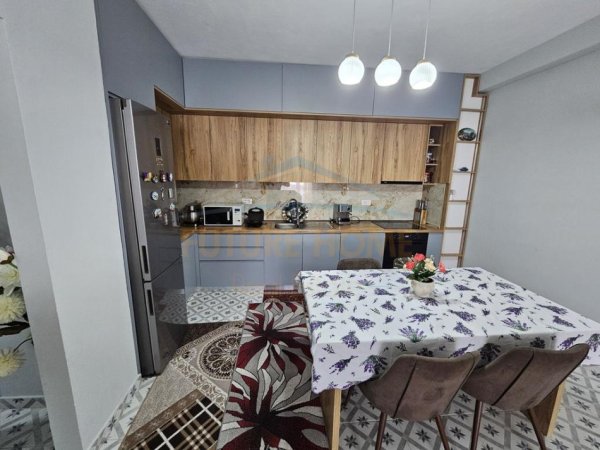 Tirane, shes apartament 2+1+Ballkon , (Apartamenti ndodhet ne kompleksin MGB)