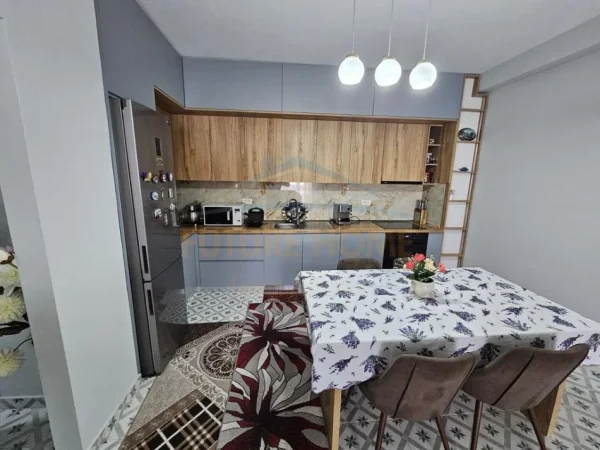 Tirane, shes apartament 2+1+Ballkon , (Apartamenti ndodhet ne kompleksin MGB)